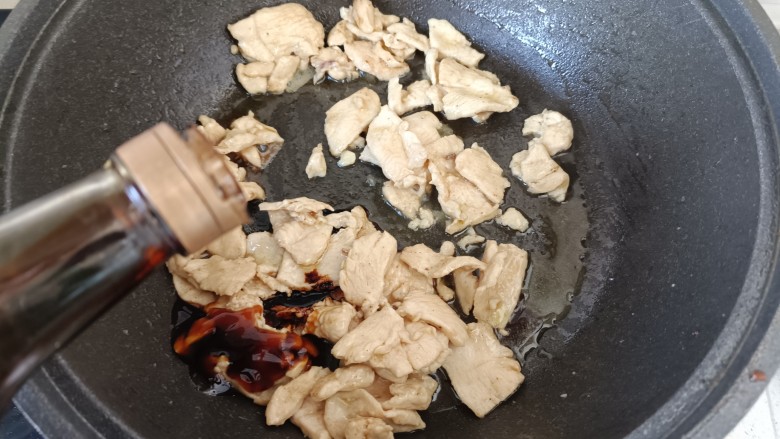 小炒鸡脯肉,再加适量的<a style='color:red;display:inline-block;' href='/shicai/ 31426'>红烧酱油</a>上色;