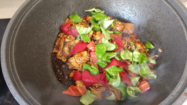 小炒鸡脯肉,加入青红椒;