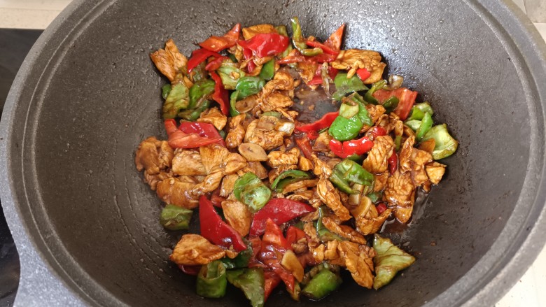 小炒鸡脯肉,炒至青红椒断生即可;