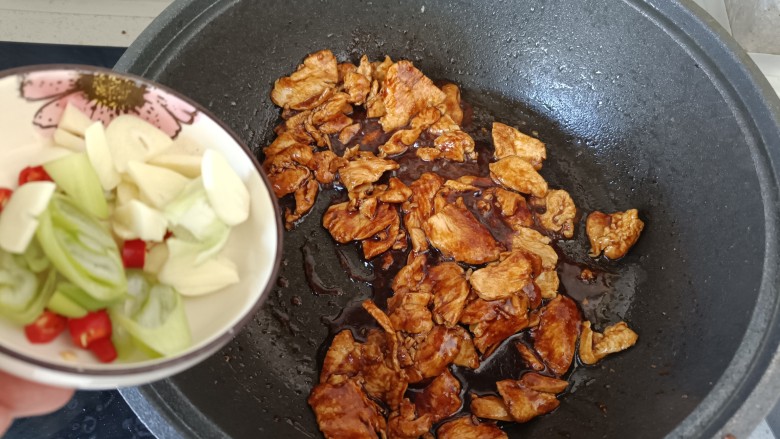 小炒鸡脯肉,翻炒均匀后加入葱蒜小米椒;