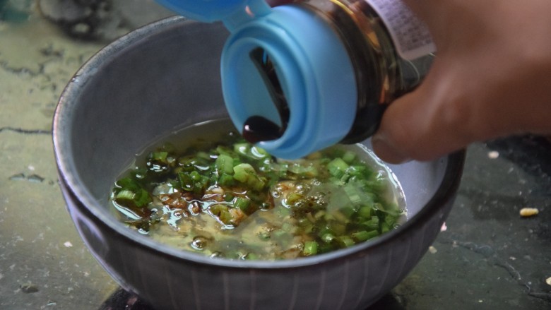 凉拌蒸茄子,加入六月鲜轻盐酱油