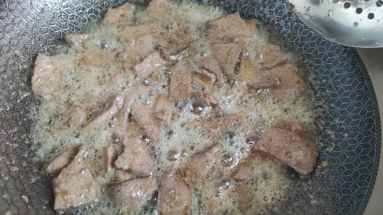 鱼香猪肝,起锅烧油,倒入多点油,把猪肝一片一片的下入锅里小火炸至变色捞出控油