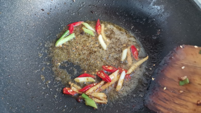 鱼香猪肝,另起锅烧油,下入葱姜辣椒炒香