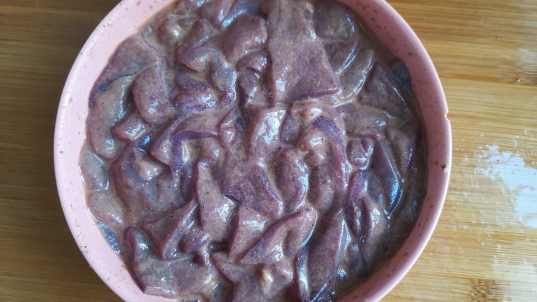鱼香猪肝,抓拌均匀,再加入适量的油抓拌均匀腌制半小时