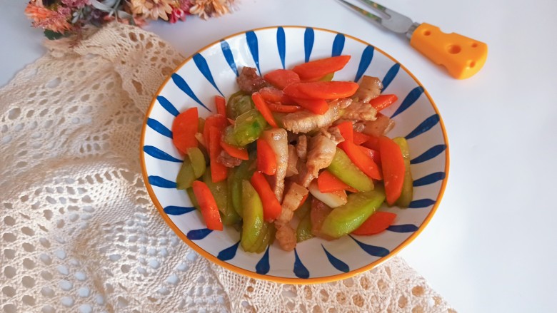 五花肉炒黄瓜,五花肉逼出了一些油就变的不那么油腻了,再加上黄瓜的清脆,非常好吃