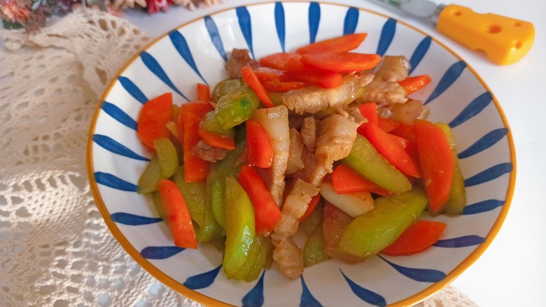 五花肉炒黄瓜,开饭啦!