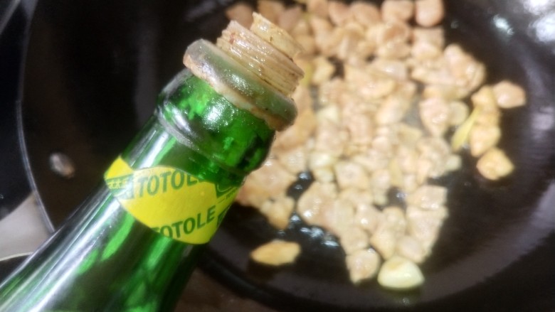 小炒鸡脯肉,放入鸡脯肉,炒制变色,加点酒炒
