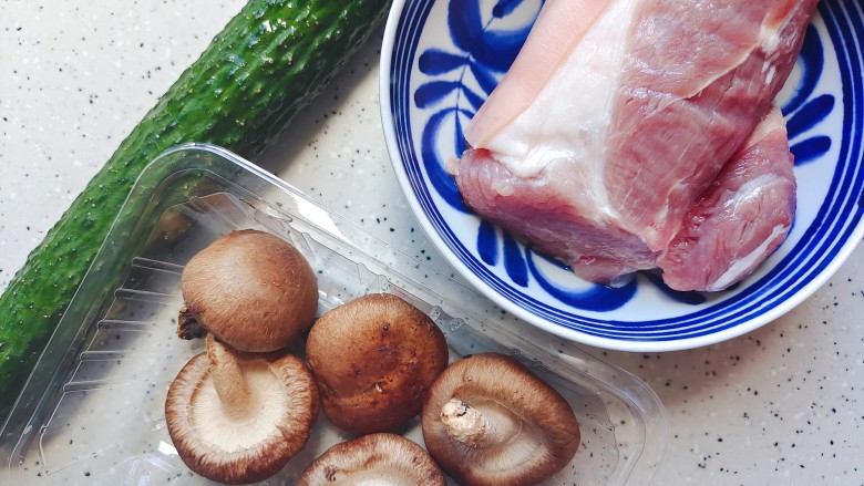 五花肉炒黄瓜,首先我们准备好所有食材