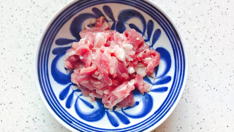 五花肉炒黄瓜,<a style='color:red;display:inline-block;' href='/shicai/ 428'>五花肉</a>洗净,切成薄片