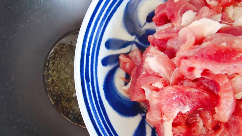五花肉炒黄瓜,锅内入少许食用油,油热后下五花肉