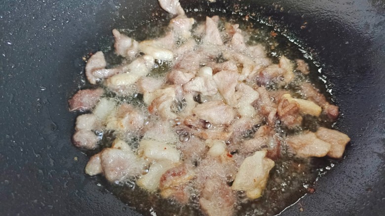 五花肉炒黄瓜,煸炒至五花肉稍稍成金黄色,并且有油脂逼出来