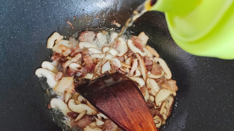 五花肉炒黄瓜,加适量料酒