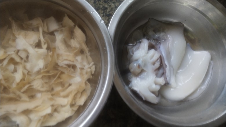 笋干炒墨鱼,墨鱼杀好,脱皮,笋干泡好