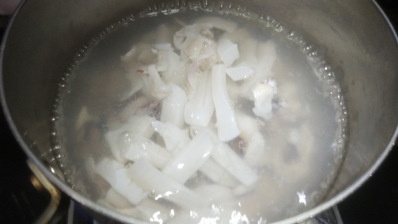 笋干炒墨鱼,锅里水烧开,放入切好的墨鱼焯一下