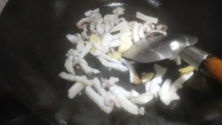 笋干炒墨鱼,锅里放油烧热,放入墨鱼煸炒,加料酒稍稍炒一下,