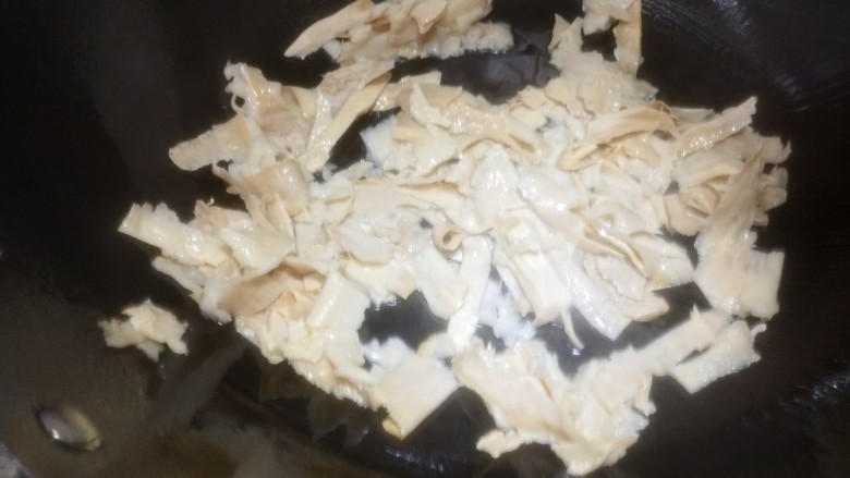 笋干炒墨鱼,锅里放入笋干,加点盐煸炒,再加入水,烧5-6分钟
