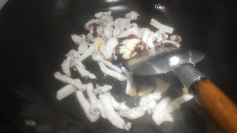 笋干炒墨鱼,加入耗油翻炒,加点水