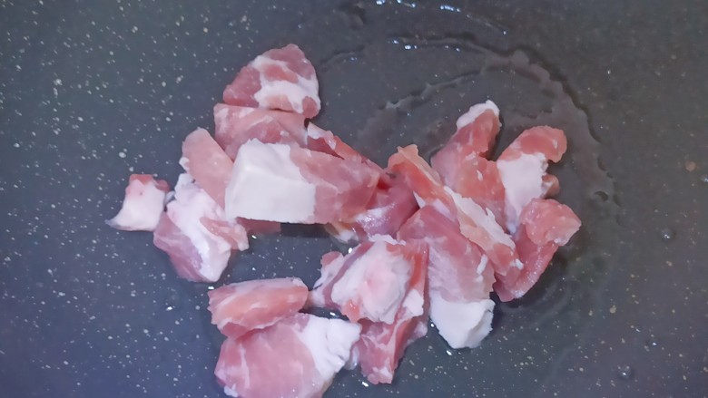 西红柿炖猪肉,锅内加入适量食用油,加入猪肉翻炒