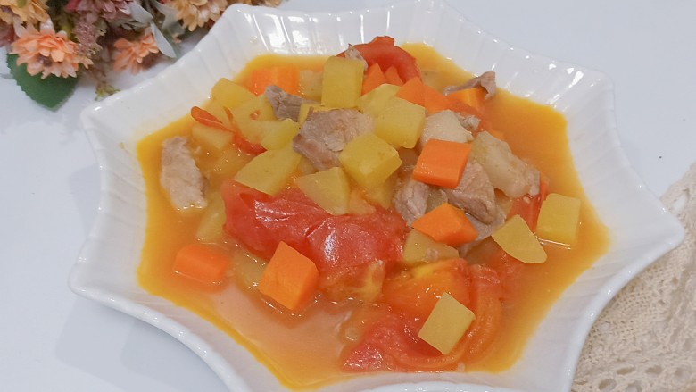 西红柿炖猪肉,番茄酸酸甜甜,土豆软软糯糯,真不错哦