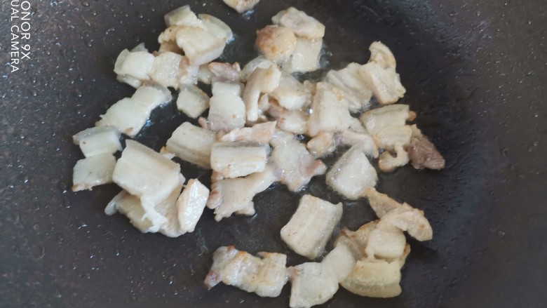 五花肉炒黄瓜,锅烧热不用放油,下入五花肉,小火煸炒