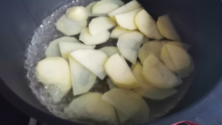 土豆炒腊肠,锅中烧开水,加少量油和盐,放入土豆焯水1分钟捞出过凉。