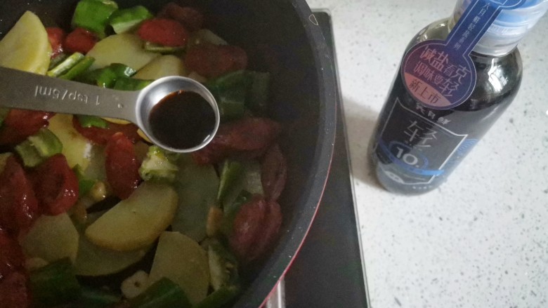 土豆炒腊肠,一勺生抽,