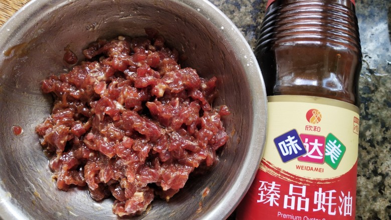 番茄牛肉焗饭,牛肉洗净,挤干血水,切丁,放入白糖胡椒粉和蚝油拌匀,加入少许油锁住水分