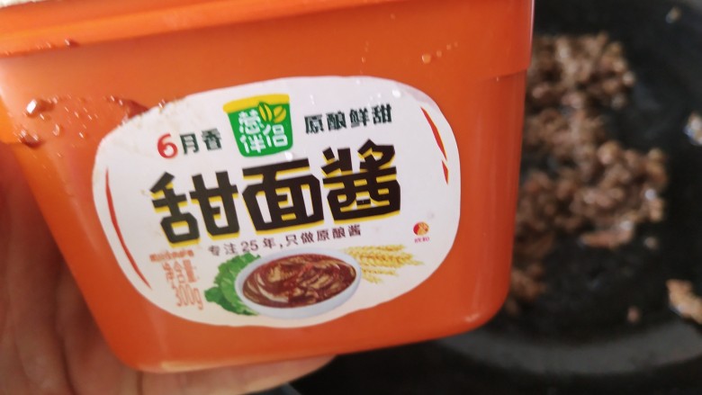 番茄牛肉焗饭,加入甜面酱炒匀备用