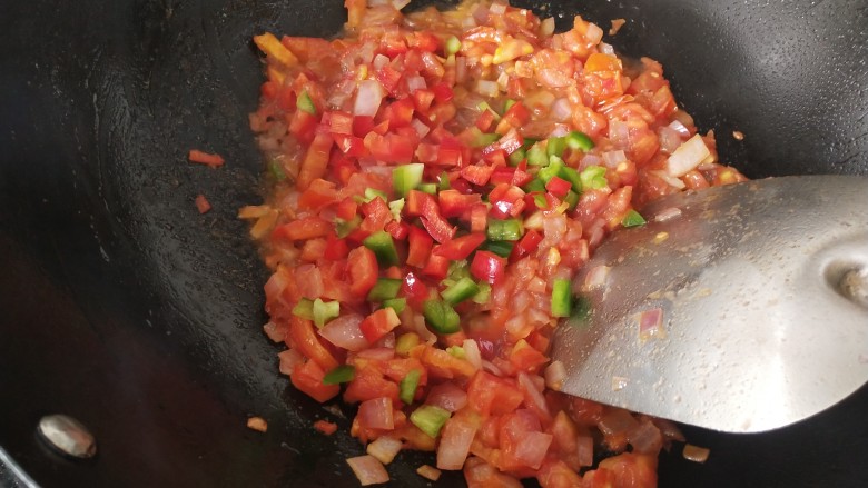 番茄牛肉焗饭,加入青红椒翻炒,