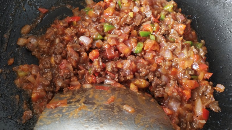 番茄牛肉焗饭,倒入牛肉丁炒一下,倒入适量的开水烧一会