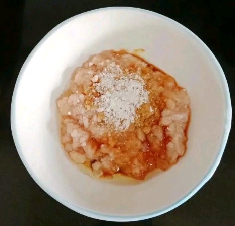 锅塌豆腐,肉沫放入<a style='color:red;display:inline-block;' href='/shicai/ 718'>料酒</a>、<a style='color:red;display:inline-block;' href='/shicai/ 788'>生抽</a>、盐、淀粉搅拌均匀