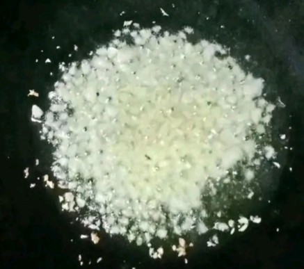 锅塌豆腐,另起锅热油,放入蒜末爆香
