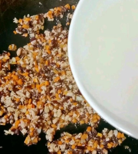 锅塌豆腐,再倒入一碗水淀粉,大火煮开
