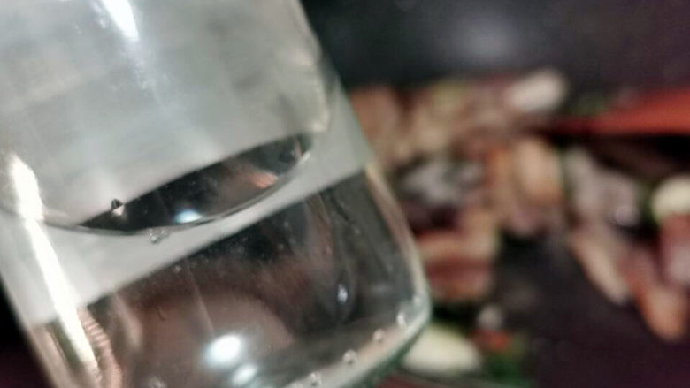 五花肉炒黄瓜,加入生抽,醋,料酒