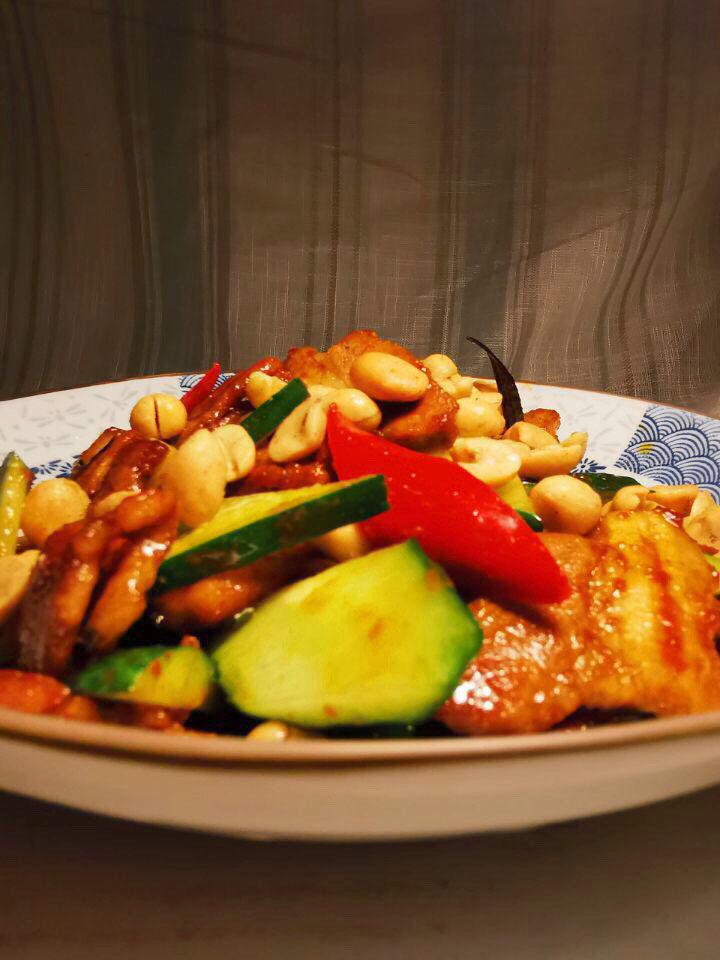 五花肉炒黄瓜,红亮,干爽,假期招待朋友,自己家人小酌一杯。