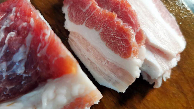 五花肉炒黄瓜,五花肉切成0.1公分薄片