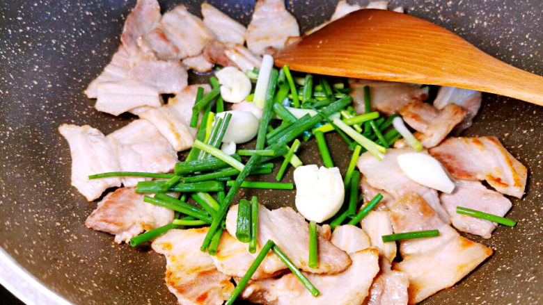 五花肉炒黄瓜,煸至焦黄,并且有猪油渗出时,加入葱蒜爆香