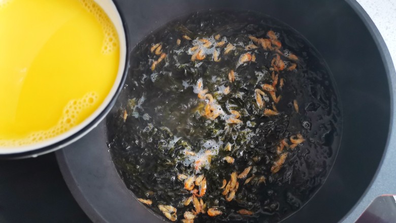 紫菜虾米蛋花汤,水滚了再沿锅边匀速淋入鸡蛋液,边淋边用筷子顺时针搅拌均匀。