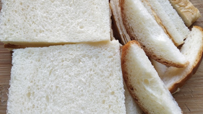 早餐时刻,土司四片，切去边角