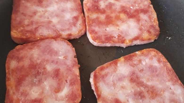 早餐时刻,平底锅煎好午餐肉