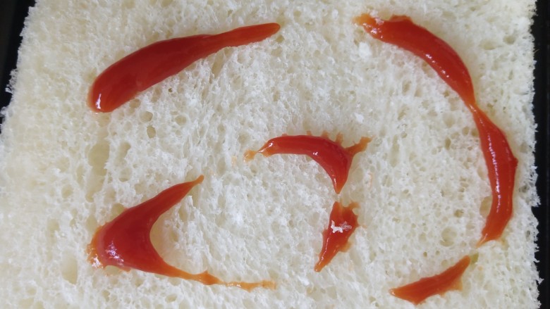 早餐时刻,土司上挤入少许番茄酱