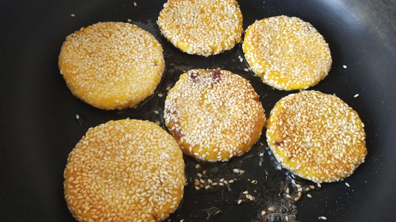 早餐时刻,锅里放油煎好南瓜饼