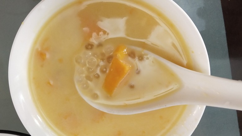 早餐时刻,西米露放开水里烧十分钟焖3分钟，过冷开水倒入碗中，再放芒果丁，泡好椰粉倒进去即可