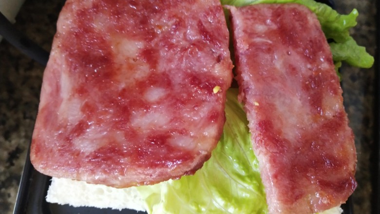 早餐时刻,摆上午餐肉