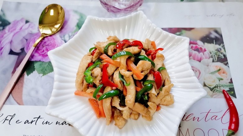 小炒鸡脯肉,拍上成品图,一道美味又下饭的小炒鸡脯肉就完成了。