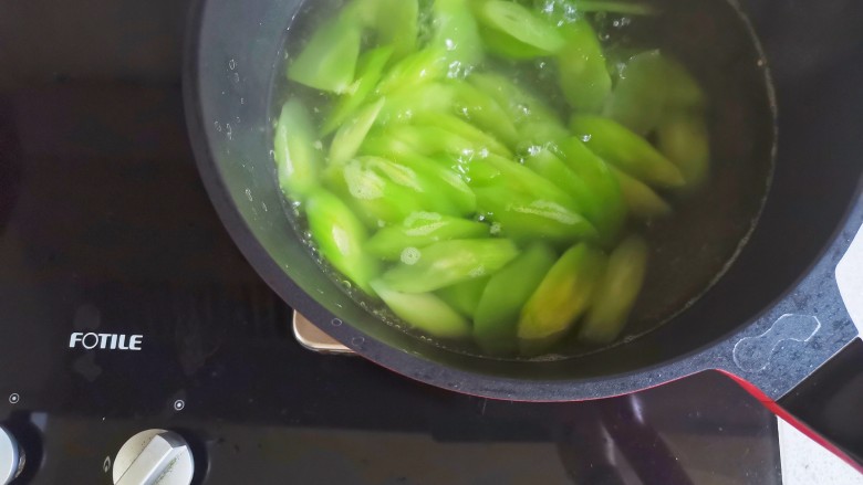 莴笋炒腊肉,锅中烧开水,加一勺盐,滴几滴油,