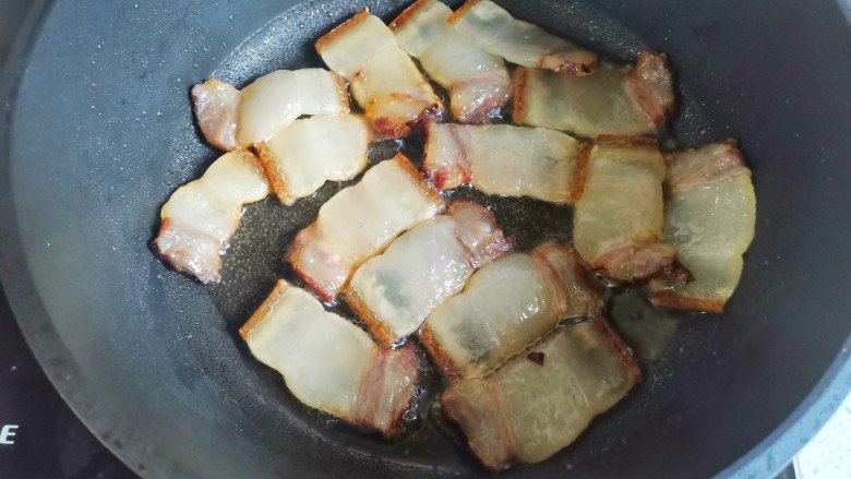 莴笋炒腊肉,锅中放入腊肉,