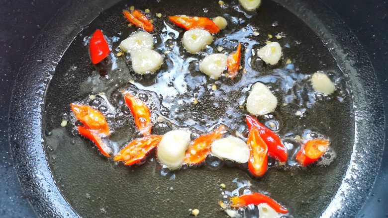 莴笋炒腊肉,利用余油爆香大蒜小米椒,