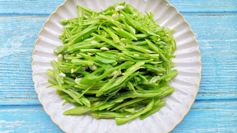 炒四季豆,<a style='color:red;display:inline-block;' href='/shicai/ 69'>四季豆</a>切丝,