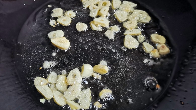 炒四季豆,锅中热油,爆香大蒜。